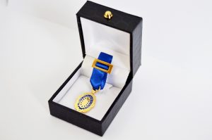 medalla azul
